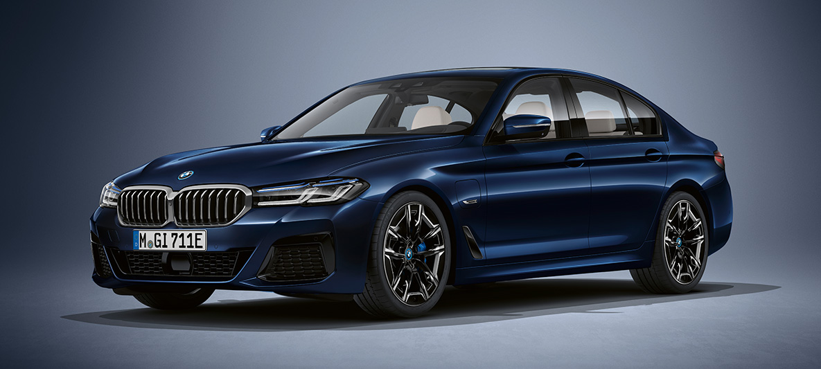 Individual fényezés, BMW 5 Limousine, G30 BMW 5 Limousine, Individual, G30, Facelift 2020, egy álló autó rézsútos elölnézetből