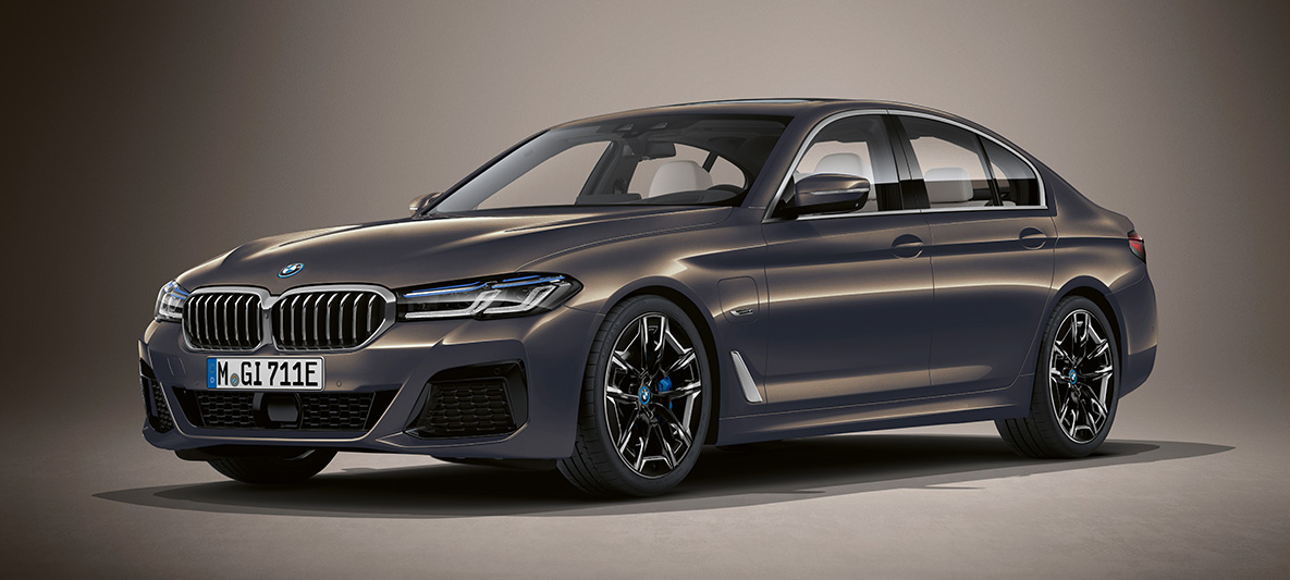 Individual fényezés, BMW 5 Limousine, G30 BMW 5 Limousine, Individual, G30, Facelift 2020, egy álló autó rézsútos elölnézetből