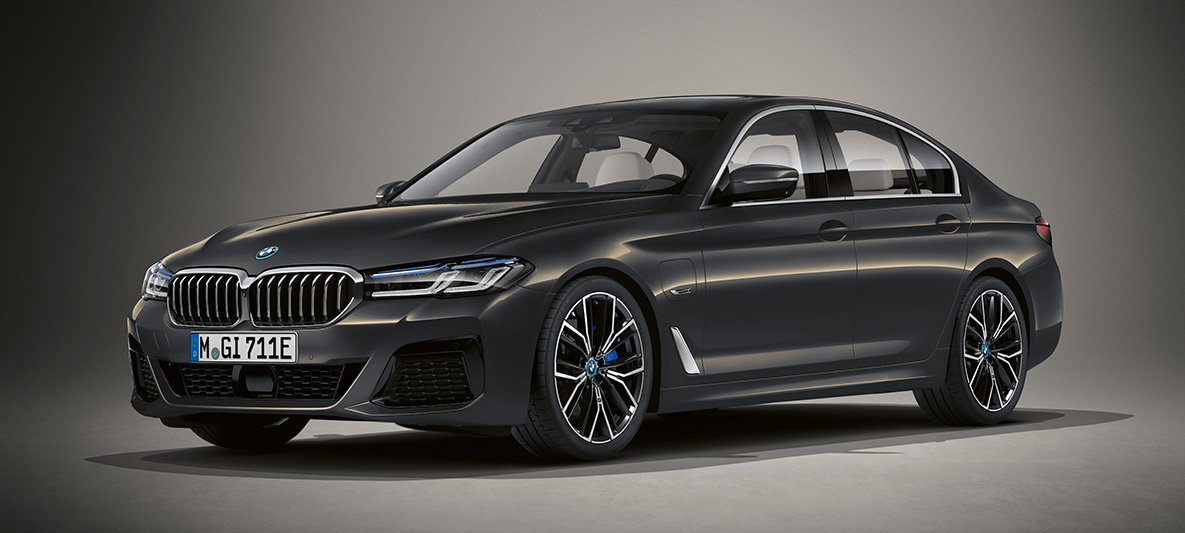 Individual fényezés, BMW 5 Limousine, G30 BMW 5 Limousine Individual, G30, Facelift 2020, egy álló autó rézsútos elölnézetből
