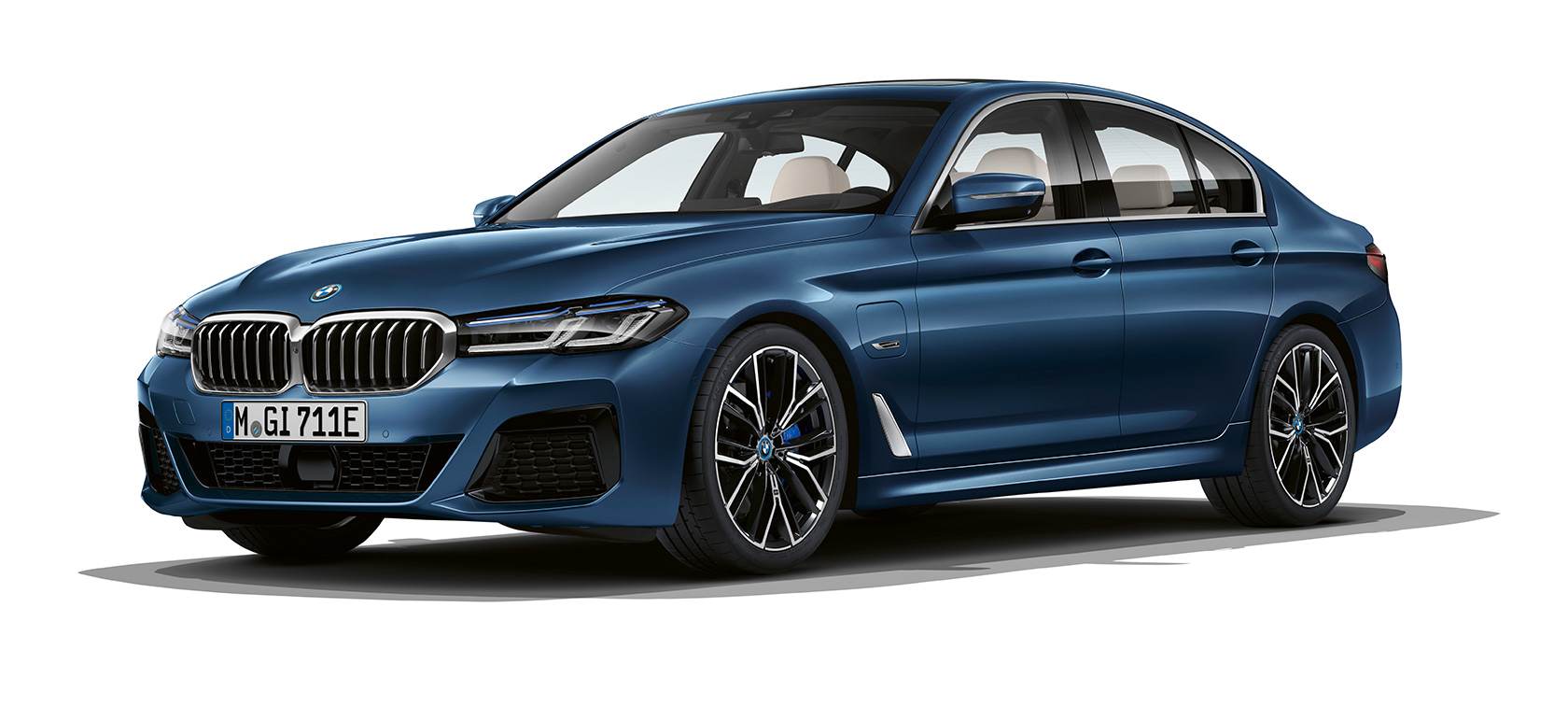 Egy álló BMW 5 Limousine, G30 BMW 5 Limousine, G30, Facelift 2020, egy álló autó rézsútos elölnézetből
