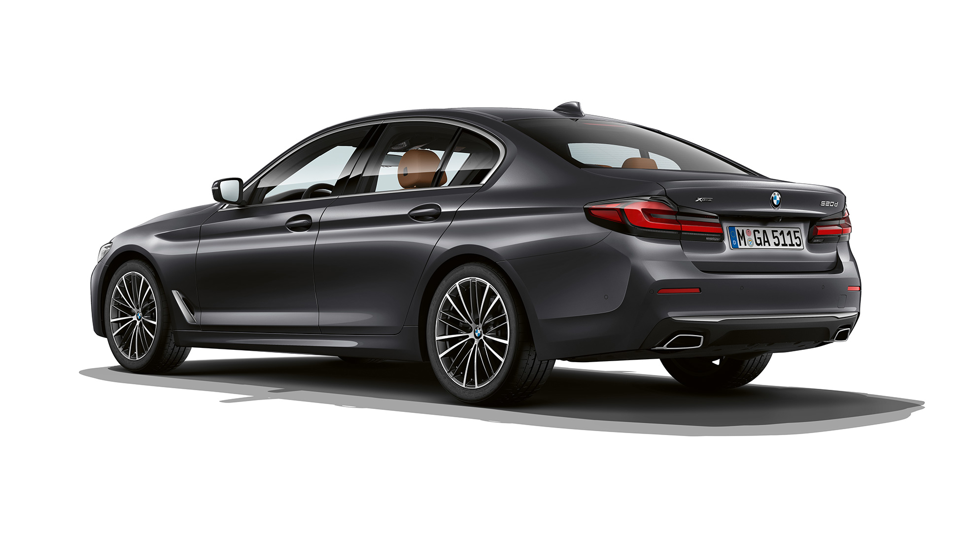 BMW 5 Limousine, G30, alapfelszereltségű modell, hátulnézet BMW 5 Limousine, 540i, G30, 2020, egy alapfelszereltségű, Sophisto szürke fényezésű autó rézsútos hátulnézetből
