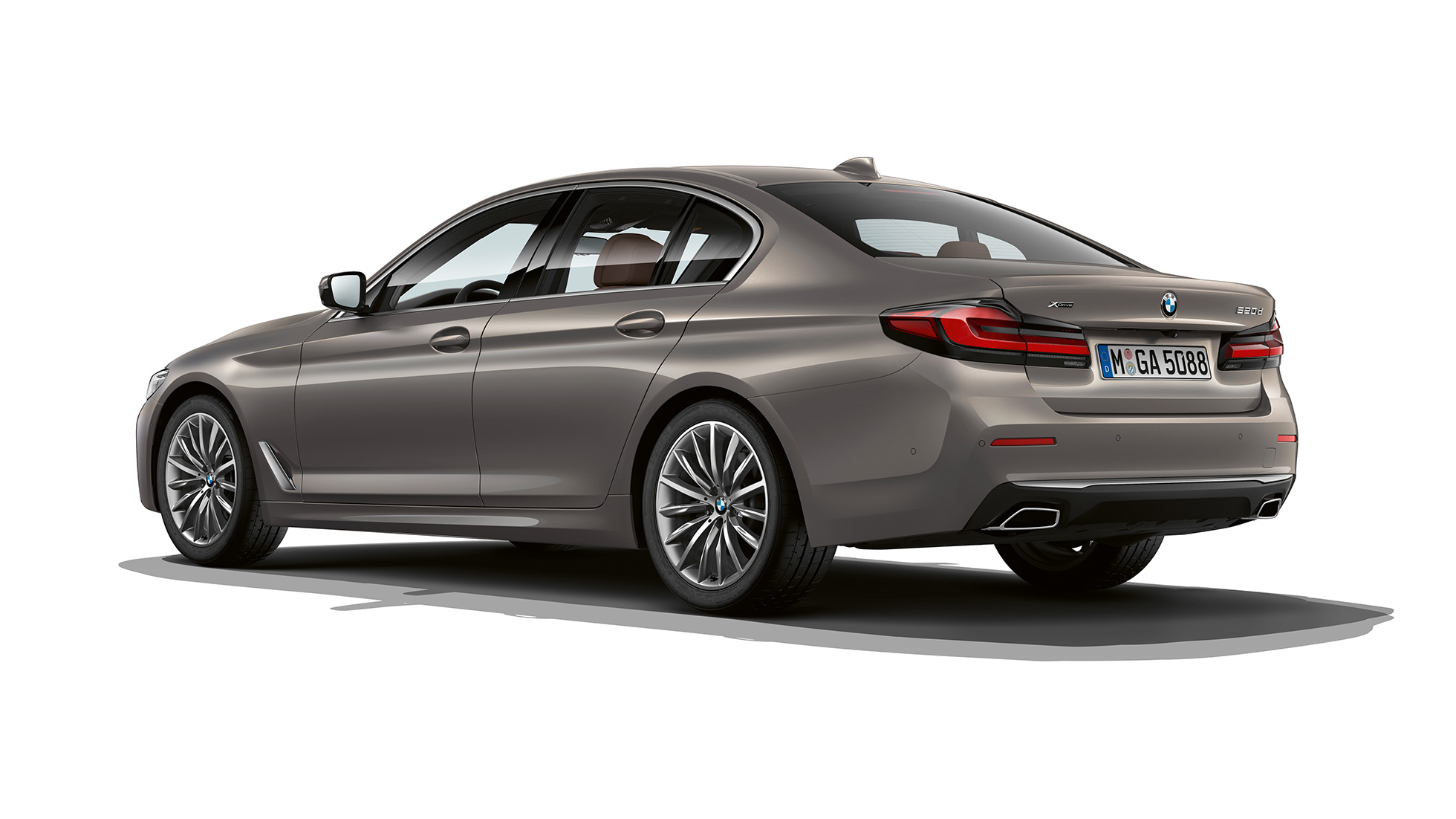 BMW 5 Limousine, G30, Luxury Line, hátulnézet BMW 5 Limousine, 520d xDrive, G30, 2020, Luxury Line, egy Bernina szürke autó rézsútos hátulnézetből