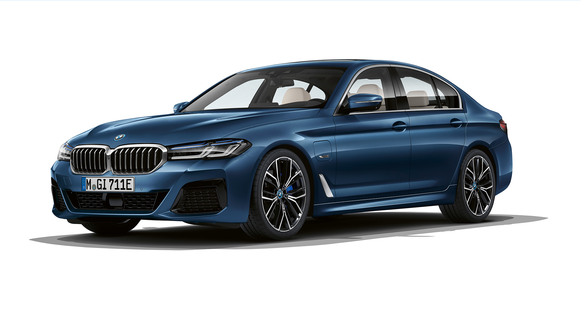 BMW 5 Limousine, G30, plug-in hibrid, egy M Sport csomaggal ellátott autó elölnézetből BMW 5 Limousine, 520d xDrive, G30, 2020, egy M Sport csomaggal ellátott, Alpesi fehér színű autó rézsútos elölnézetből