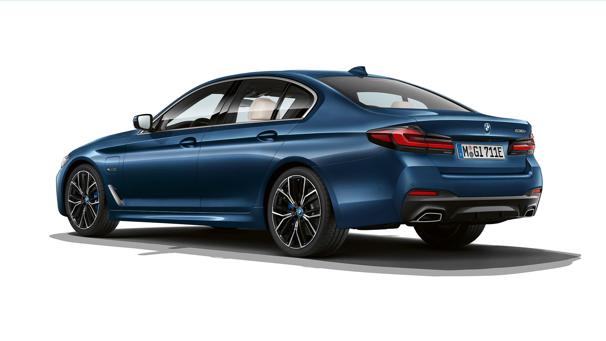 BMW 5 Limousine, G30, plug-in hibrid, egy M Sport csomaggal ellátott autó hátulnézetből BMW 5 Limousine, 520d xDrive, G30, 2020, egy M Sport csomaggal ellátott, Alpesi fehér színű autó rézsútos hátulnézetből