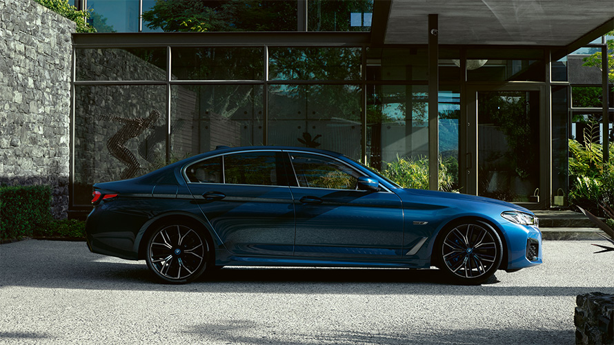 Külső, BMW 5 Limousine, G30 BMW 5 Limousine, G30, Facelift 2020, Phytonic kék, egy álló autó oldalnézetből