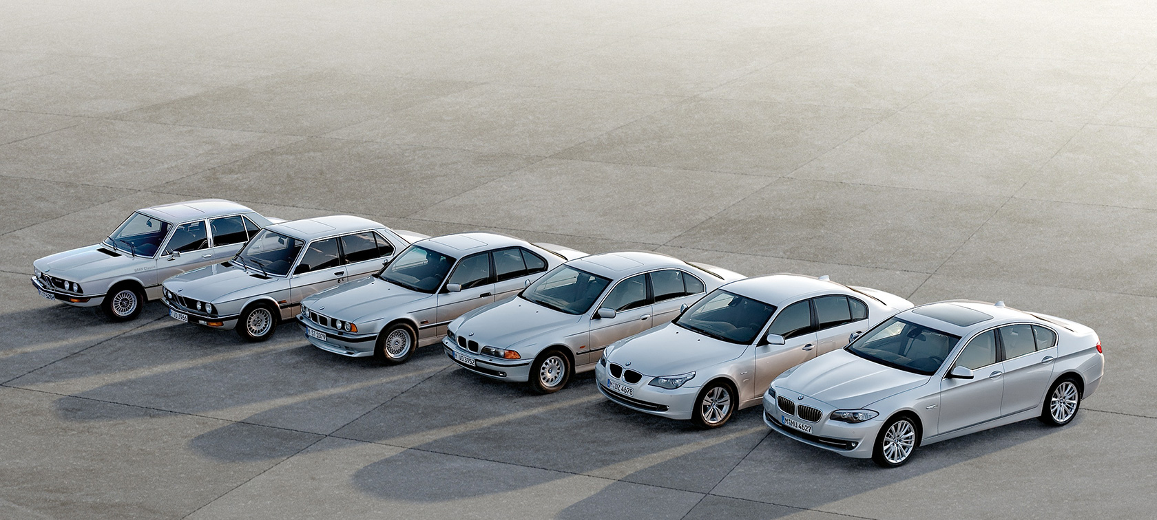 BMW 5 Limousine, a 6 generáció modelljei álló helyzetben BMW 5 Limousine, a 6 generáció modelljei álló helyzetben