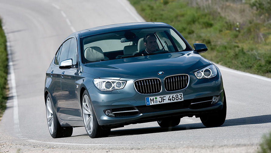 BMW 5 Gran Turismo (F07), egy mozgó autó rézsútos elölnézetből BMW 5 Gran Turismo (F07), egy mozgó autó rézsútos elölnézetből