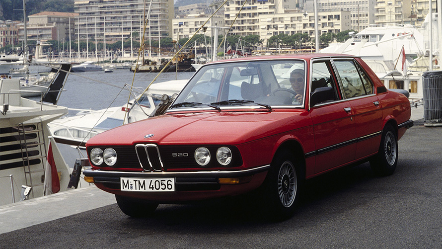 BMW 520 (E12), egy álló autó rézsútos elölnézetből BMW 520 (E12), egy álló autó rézsútos elölnézetből