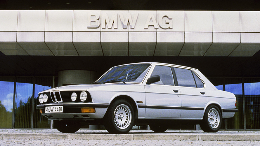 BMW 5 Limousine (E28), egy álló autó rézsútos oldalnézetből BMW 5 Limousine (E28), egy álló autó rézsútos oldalnézetből