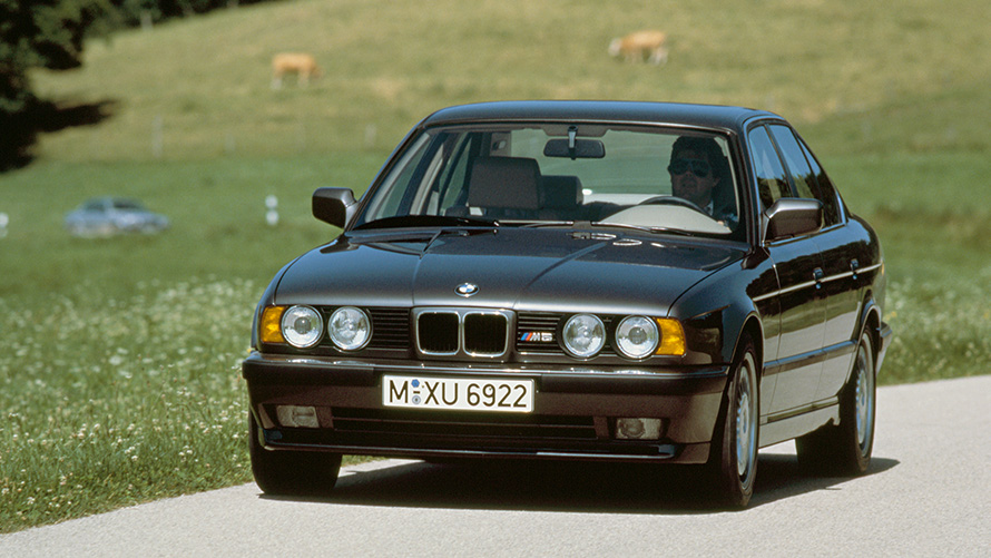 BMW M Limousine (E34), egy mozgó autó rézsútos elölnézetből BMW M Limousine (E34), egy mozgó autó rézsútos elölnézetből
