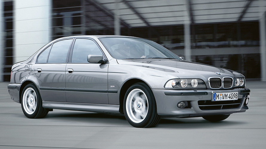 BMW 5 Limousine (E39), egy álló autó rézsútos oldalnézetből BMW 5 Limousine (E39), egy álló autó rézsútos oldalnézetből