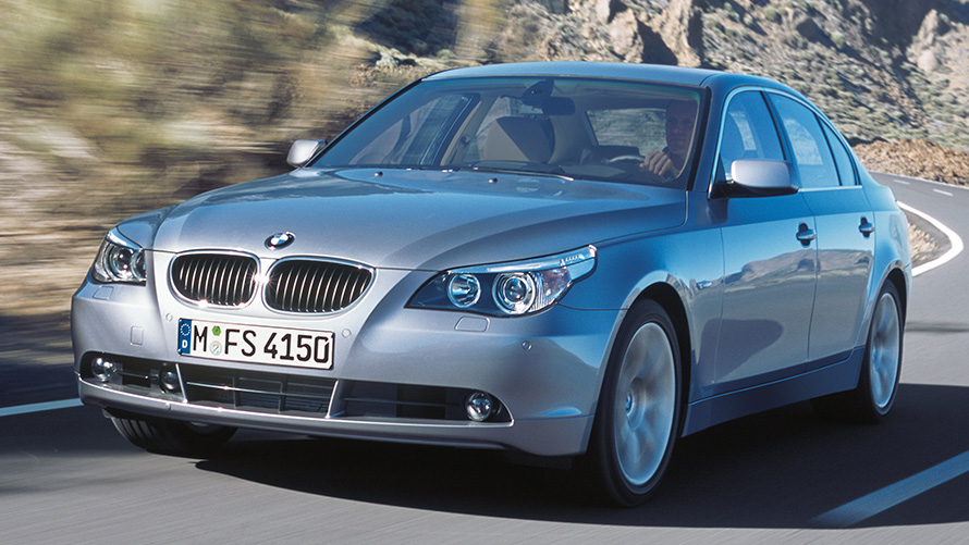BMW 5 Limousine (E60), egy mozgó autó rézsútos elölnézetből BMW 5 Limousine (E60), egy mozgó autó rézsútos elölnézetből