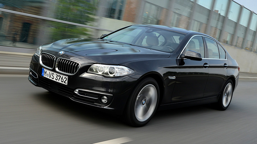 BMW 518d Limousine (F10 LCI), egy mozgó autó rézsútos oldalnézetből BMW 518d Limousine (F10 LCI), egy mozgó autó rézsútos oldalnézetből
