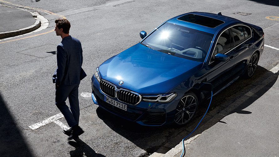 BMW 530e Limousine (G30), egy töltés alatt álló autó rézsútos elölnézetből BMW 530e Limousine (G30), egy töltés alatt álló autó rézsútos elölnézetből
