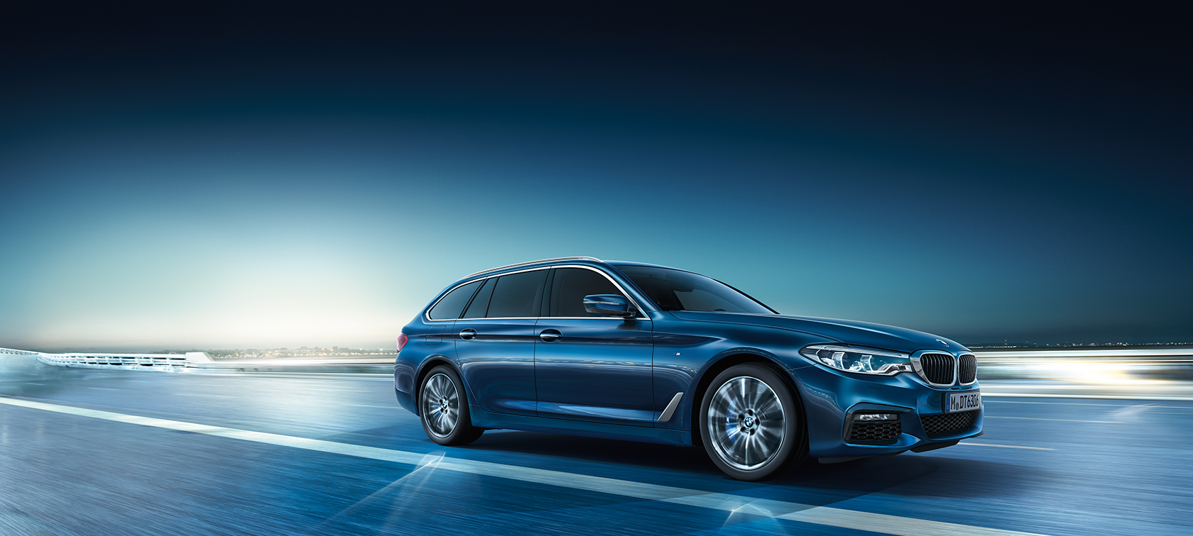 BMW 5 Touring, 530d xDrive Touring BMW 5 Touring, 530d xDrive Touring, G31, Mediterrán kék metál, rézsútos oldalnézet