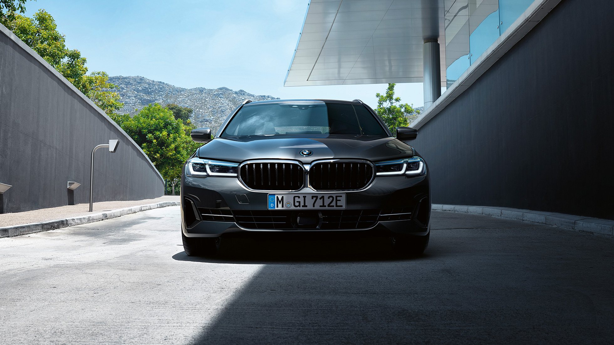 BMW vesék és első kötény, BMW 5 Touring, G31 BMW vesék és első kötény, BMW 5 Touring, G31, Facelift 2020, Sophisto szürke, az orr közelről