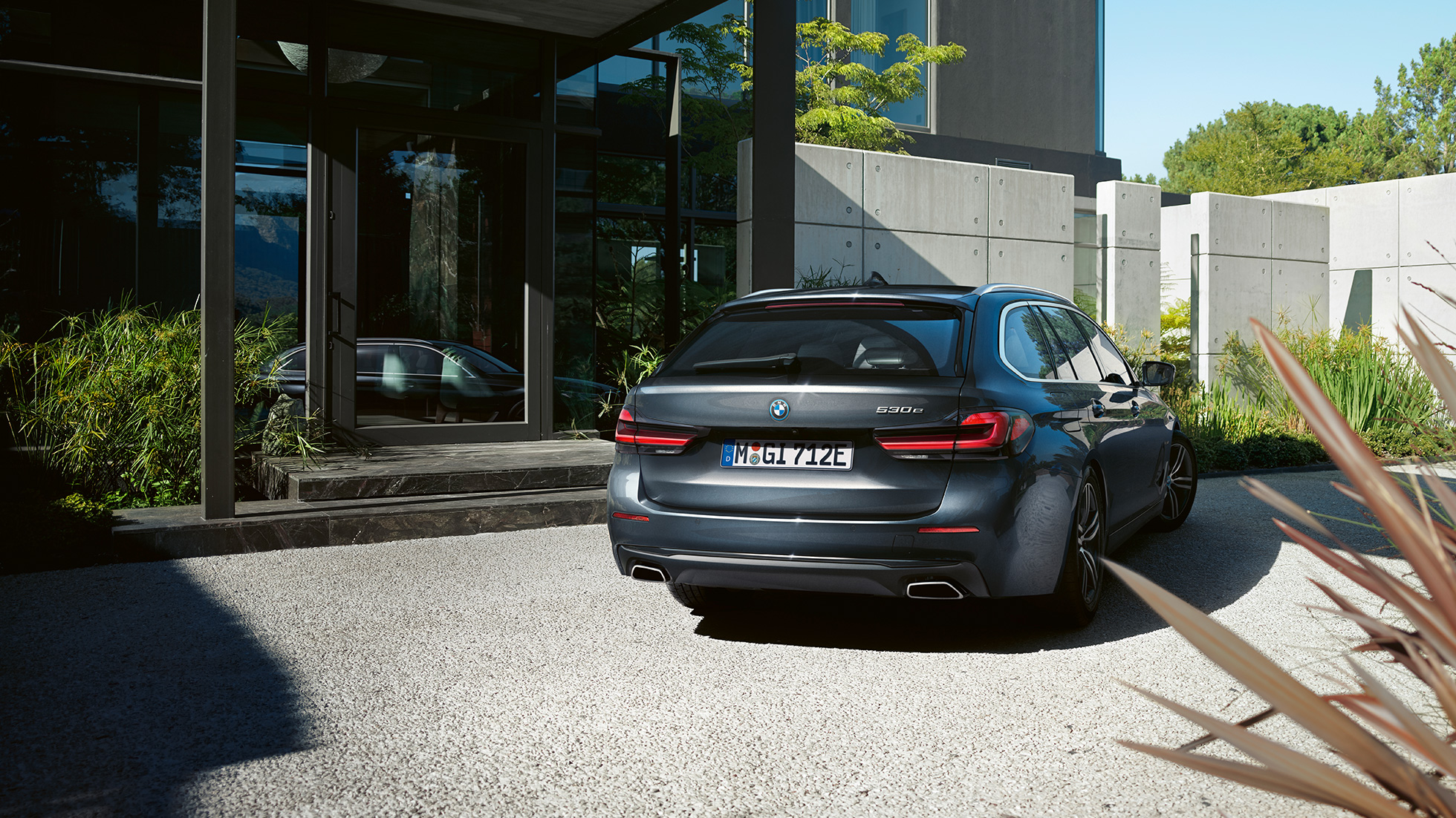 Hátsó lökhárító és trapéz alakú kipufogóborítások, BMW 5 Touring, G31 Hátsó lökhárító és trapéz alakú kipufogóborítások, BMW 5 Touring, G31, Facelift 2020, Sophisto szürke, a far közelről