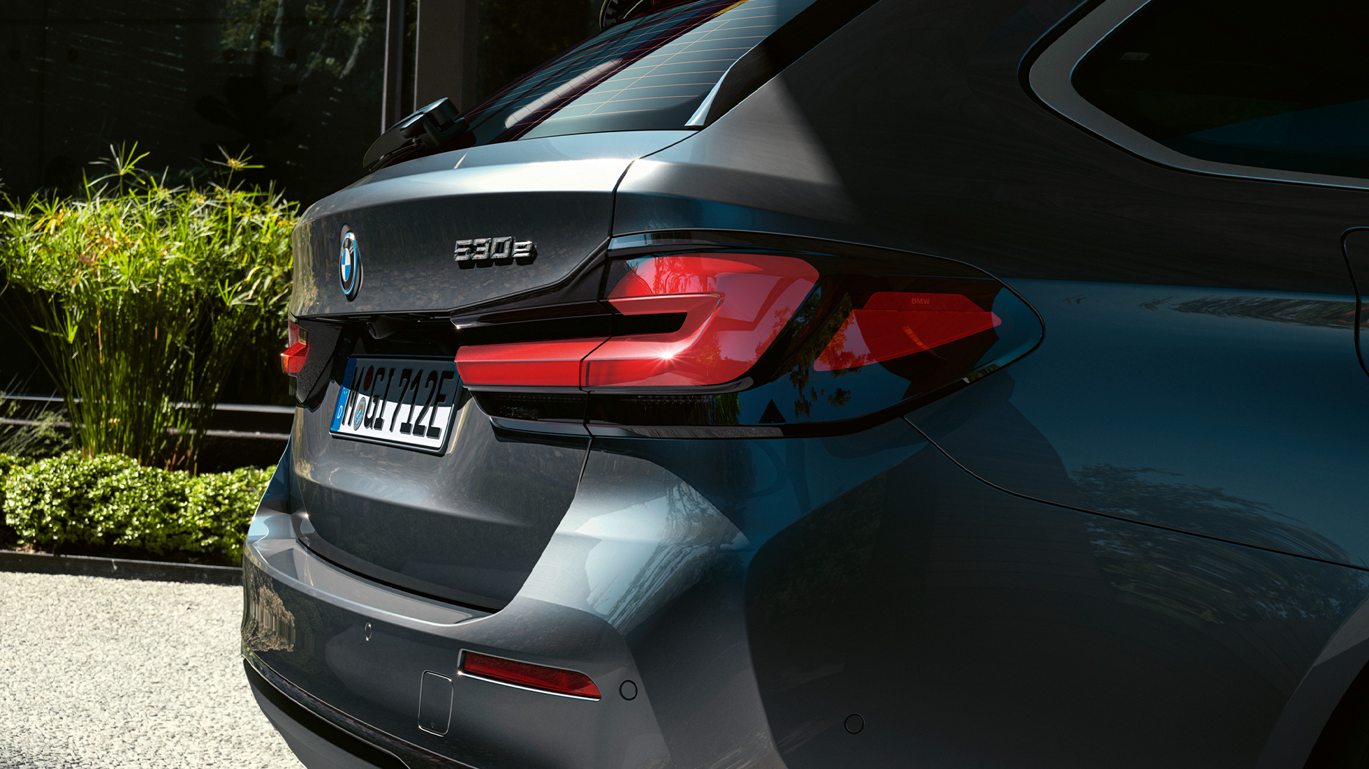 3D kialakítású hátsó lámpák, BMW 5 Touring, G31 3D kialakítású hátsó lámpák, BMW 5 Touring, G31, Facelift 2020, egy Sophisto szürke autó közeli hátulnézetből