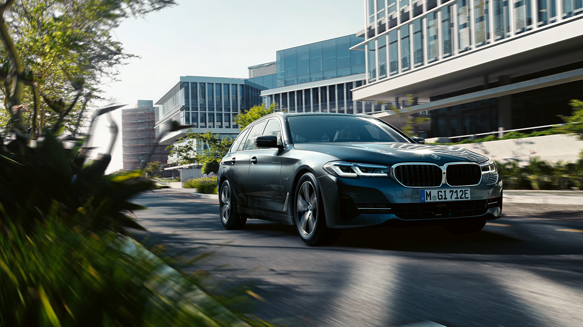 BMW 5 Touring, G31, külső BMW 5 Touring, G31, Facelift 2020, Sophisto szürke, egy városban haladó autó rézsútos elölnézetből