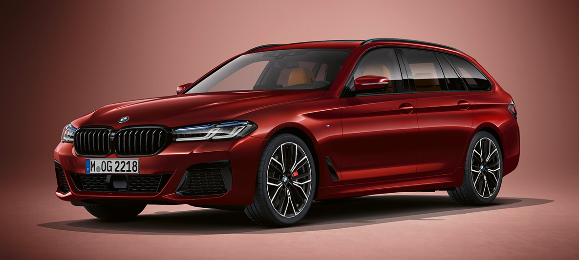 Individual fényezés, BMW 5 Touring, G31 BMW 5 Touring, G31, Facelift 2020, egy álló autó rézsútos elölnézetből