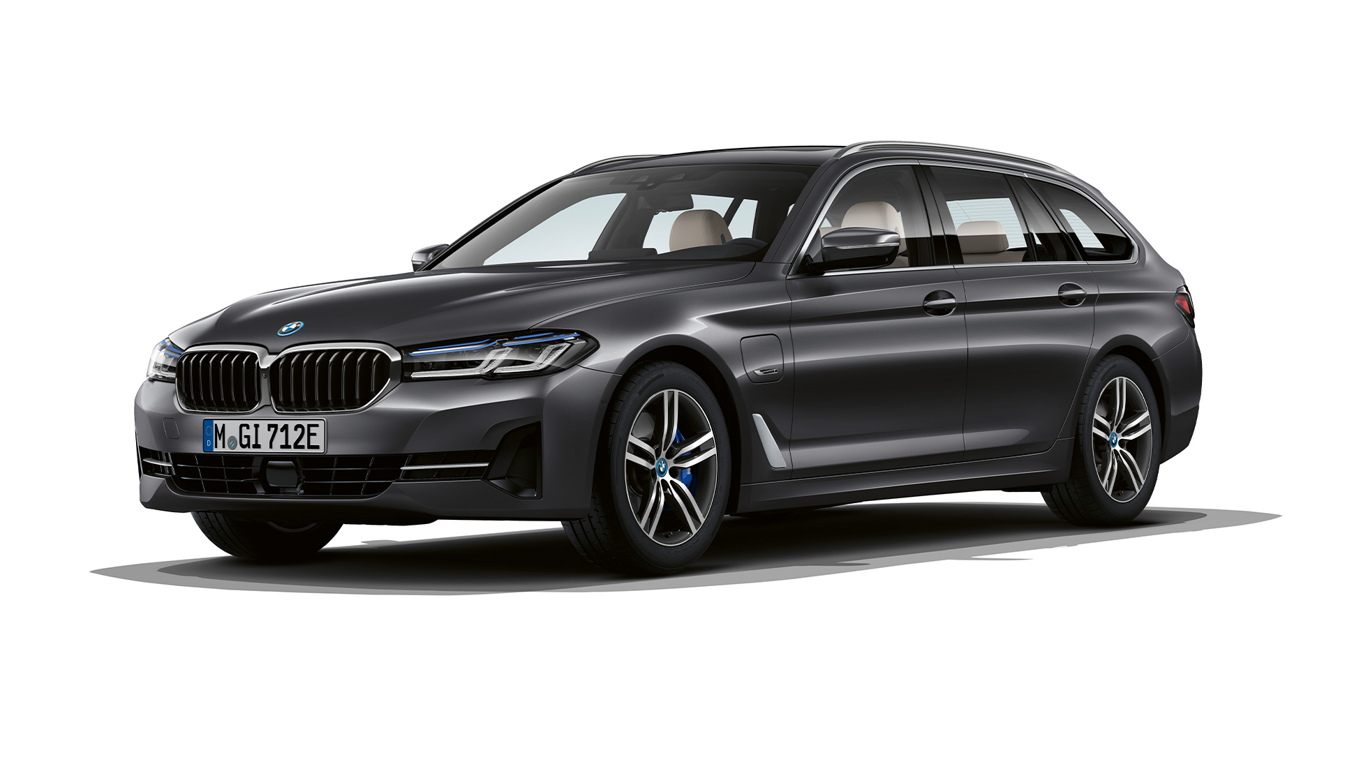 BMW 5 Touring, G31, 2020, egy alapfelszereltségű autó elölnézetből BMW 5 Touring, 530i, G31, 2020, egy alapfelszereltségű, Sophisto szürke fényezésű autó rézsútos elölnézetből