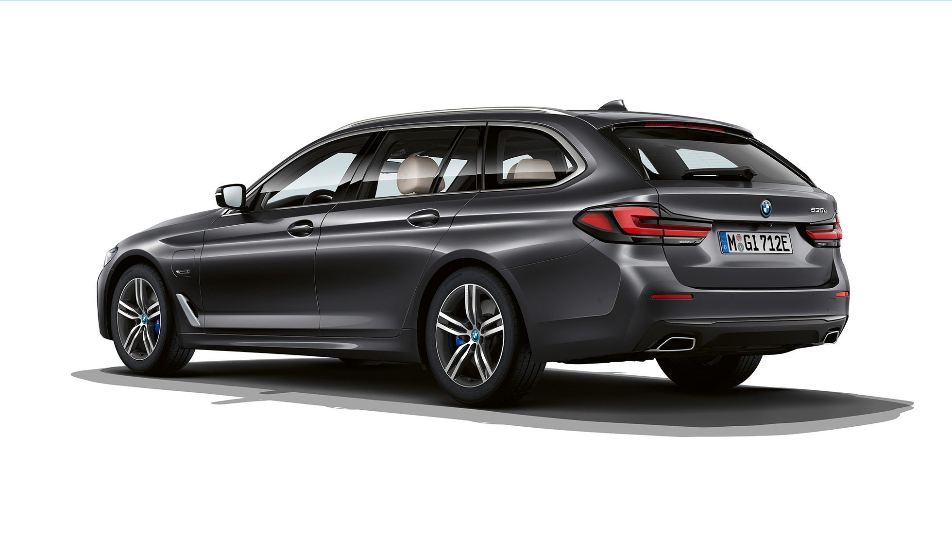 BMW 5 Touring, G31, egy alapfelszereltségű modell hátulnézetből BMW 5 Touring, 530i, G31, 2020, egy alapfelszereltségű, Sophisto szürke fényezésű autó rézsútos hátulnézetből