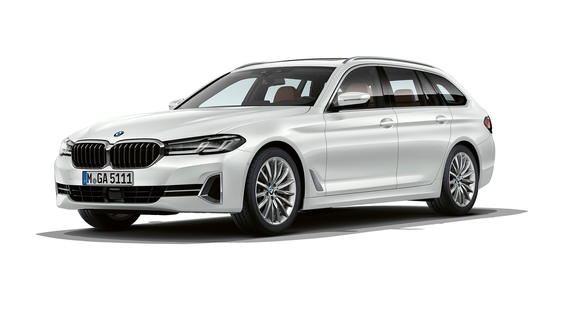 BMW 5 Touring, G31, Luxury Line, elölnézet BMW 5 Touring, 530i, G31, 2020, egy Kristály fehér fényezésű Luxury Line modell rézsútos elölnézet
