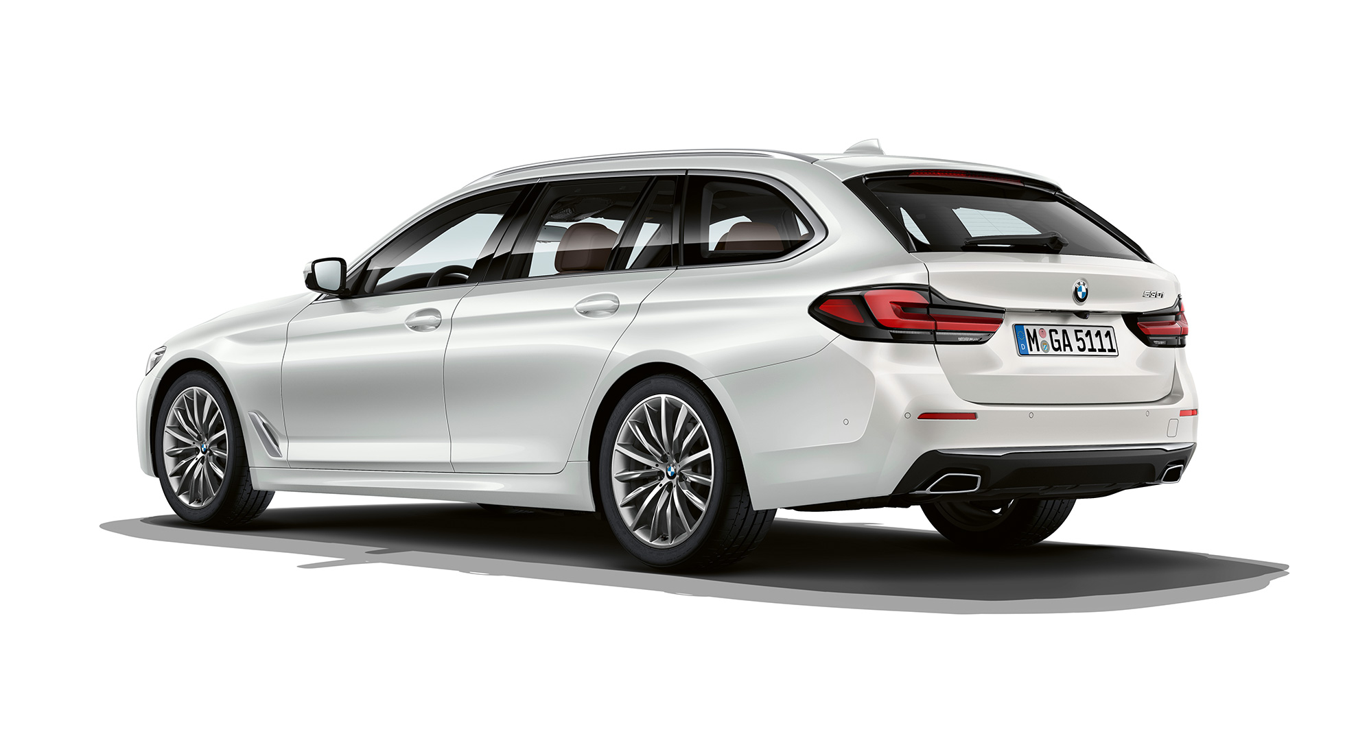 BMW 5 Touring, G31, Luxury Line, hátulnézet BMW 5 Touring, 530i, G31, 2020, egy Kristály fehér fényezésű Luxury Line modell rézsútos hátulnézetből