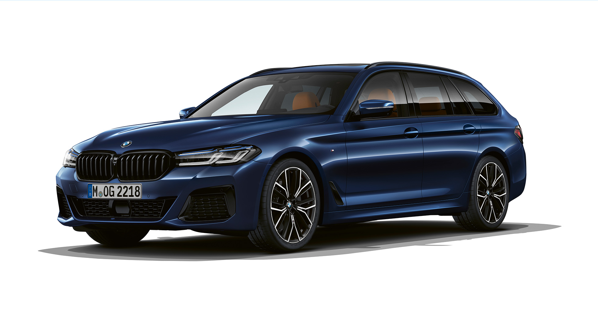 BMW 5 Touring, G31, egy M Sport csomaggal ellátott autó elölnézetből BMW 5 Touring, 530e, G31, 2020, egy M Sport csomaggal ellátott, Tanzanite kék II metálfényezésű autó rézsútos elölnézetből