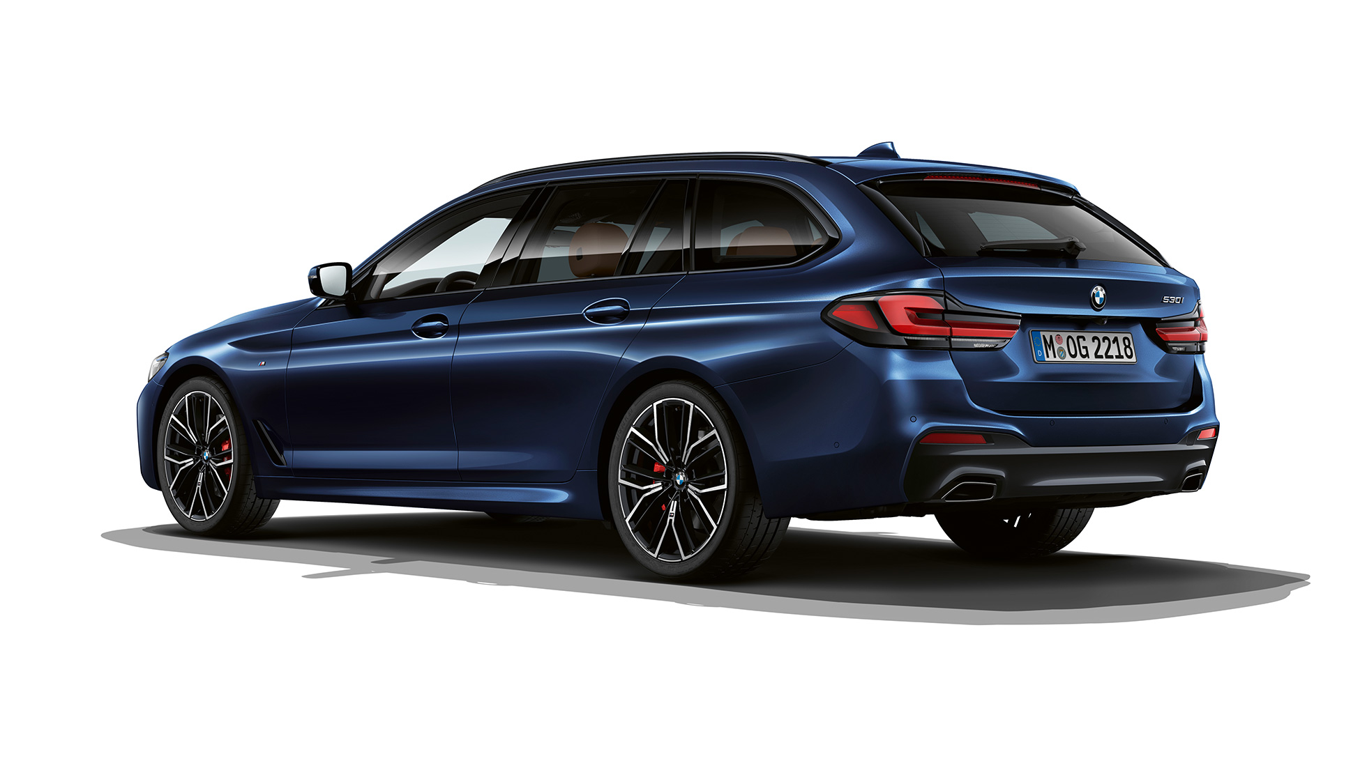 BMW 5 Touring, G31, egy M Sport csomaggal ellátott autó hátulnézetből BMW 5 Touring, 530e, G31, 2020, egy M Sport csomaggal ellátott, Tanzanite kék II metálfényezésű autó rézsútos hátulnézetből