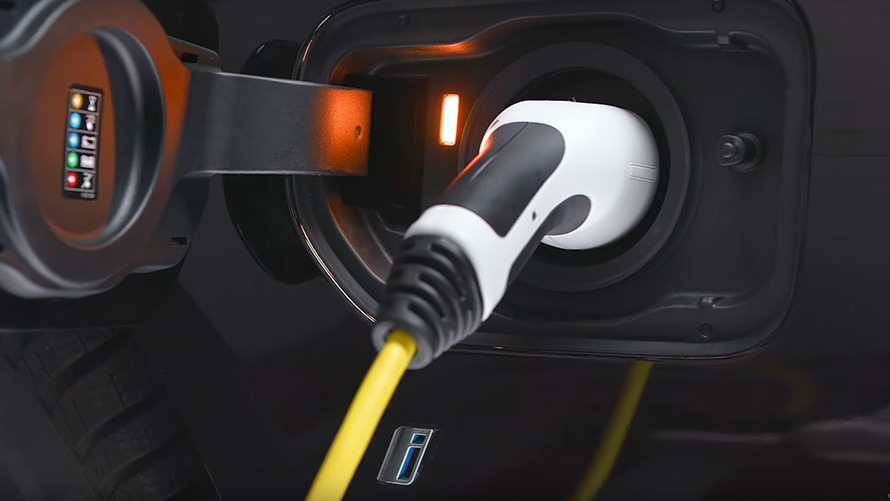 Egy plug-in hibrid BMW töltőkábellel BMW 5 Touring, G31, egy plug-in hibrid BMW töltőkábellel, közelről