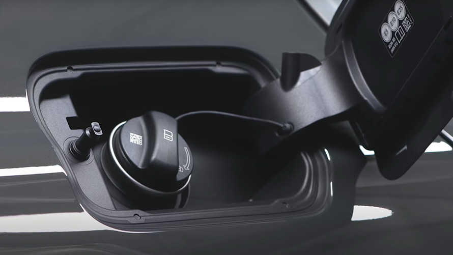 Egy plug-in hibrid BMW üzemanyagbetöltő nyílása közelről BMW 5 Touring, G31, egy plug-in hibrid BMW üzemanyagbetöltő nyílása közelről
