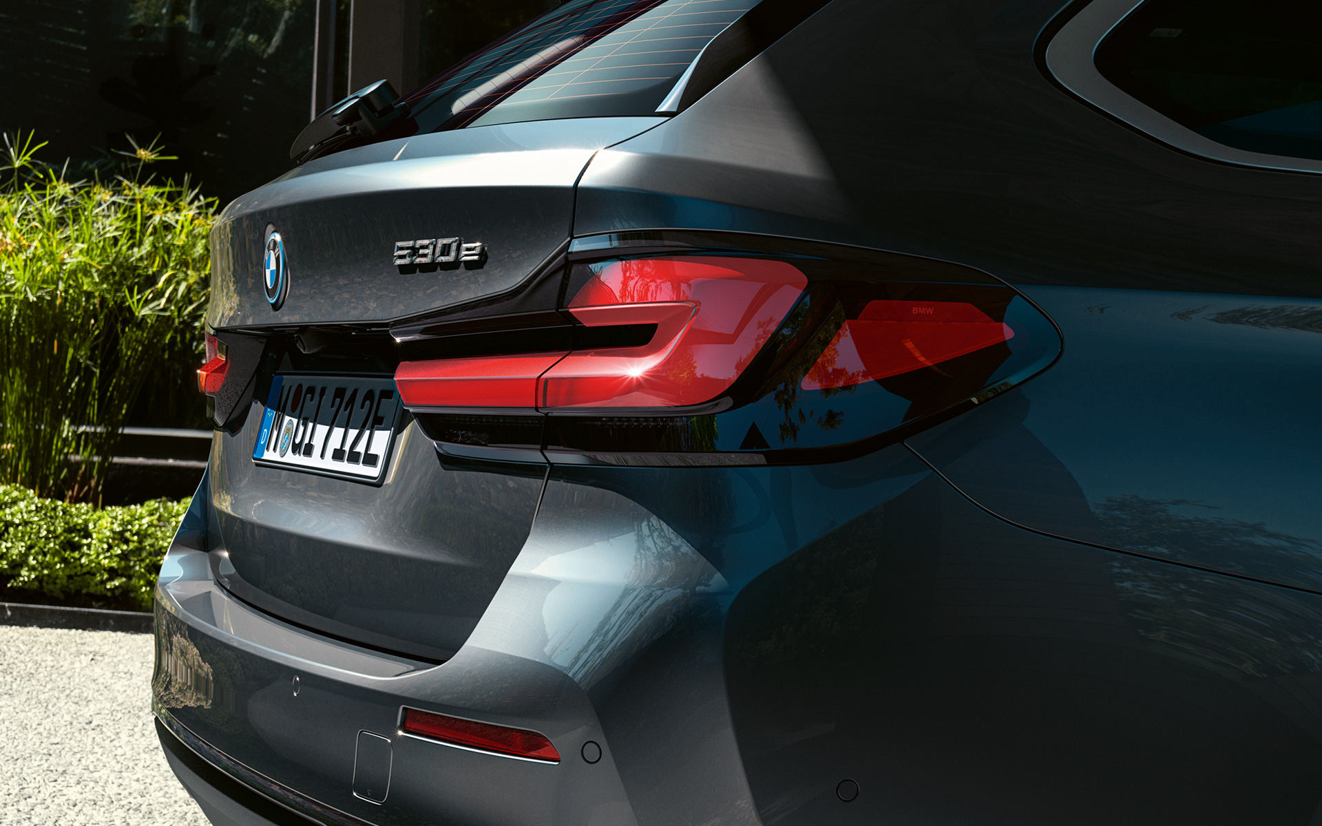 3D kialakítású hátsó lámpák, BMW 5 Touring, G31 LCI 3D kialakítású hátsó lámpák, BMW 5 Touring, G31, Facelift 2020, egy Sophisto szürke autó közeli hátulnézetből