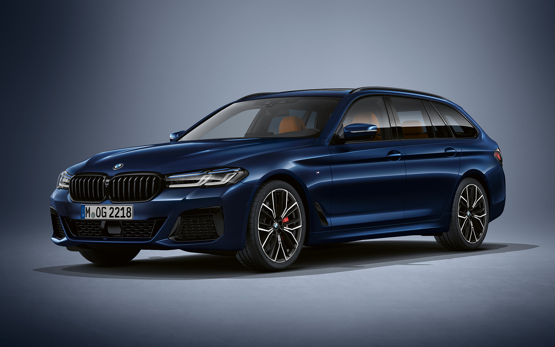 BMW 5 Touring, G31 LCI, BMW Individual Tanzanit kék metál BMW 5 Touring Individual, G31, Facelift 2020, egy álló, BMW Individual Tanzanit kék metálfényezésű autó rézsútos elölnézetből