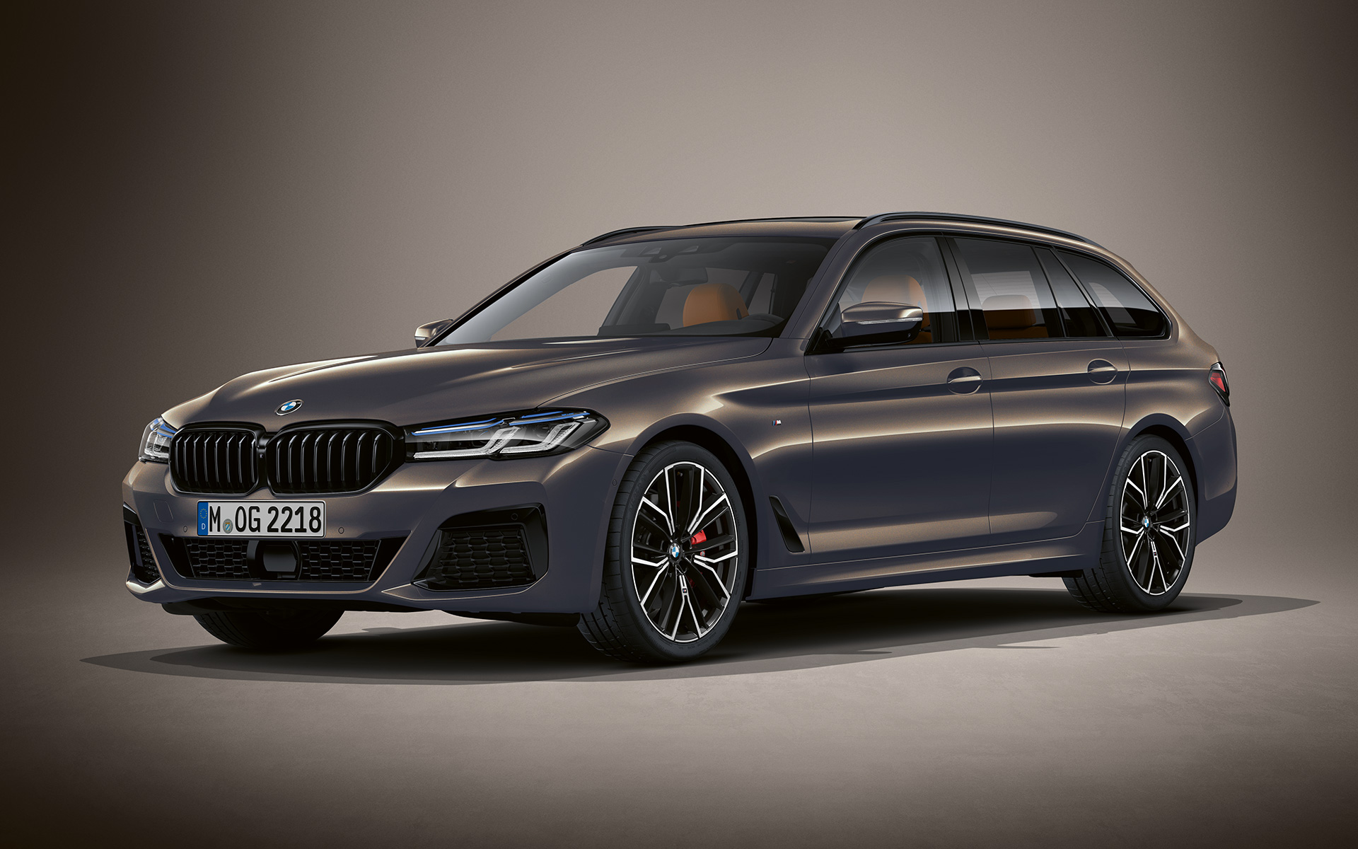 BMW 5 Touring, G31 LCI, BMW Individual Alvit szürke metál BMW 5 Touring Individual, G31, Facelift 2020, egy álló, BMW Individual Alvit szürke metálfényezésű autó rézsútos elölnézetből