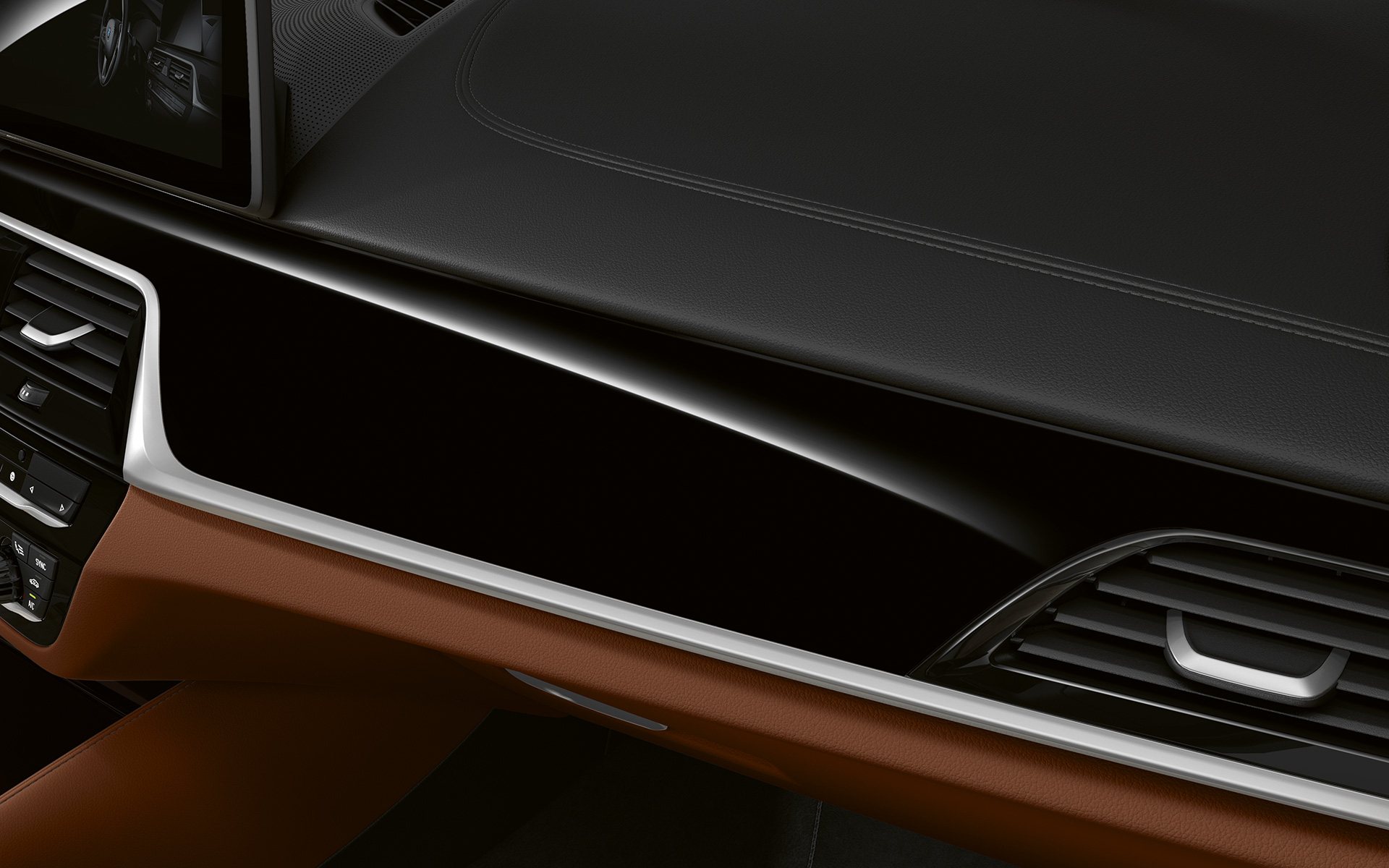 BMW 5 Touring, G31 LCI, a műszerfali díszítőelem közelről, Zongoralakk belső díszítőelemek Pearl króm kiemeléssel BMW 5 Touring, G31 Facelift 2020, a műszerfali díszítőelem közelről, BMW Individual Zongoralakk belső díszítőelemek