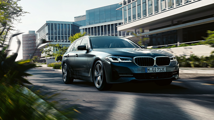 BMW 5 Touring, G31 LCI, külső BMW 5 Touring, G31, Facelift 2020, 530e PHEV, egy vidéki úton haladó Sophisto szürke autó