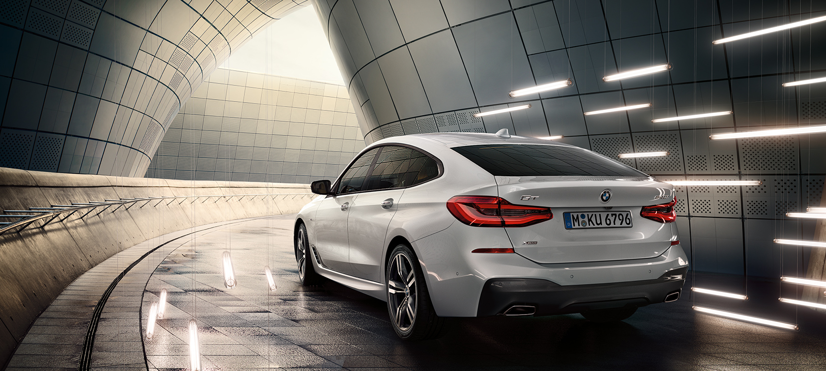 BMW 6 Gran Turismo, G32, rézsútos hátulnézet BMW 6 Gran Turismo, G32, 2017, Kristály fehér metál, rézsútos hátulnézet