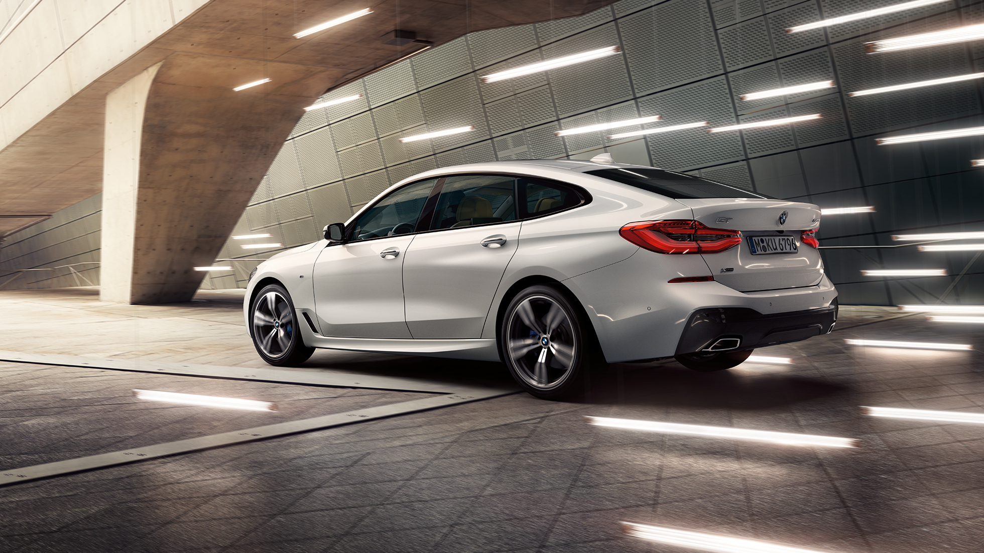 BMW 6 Gran Turismo, G32, rézsútos hátsó oldalnézet BMW 6 Gran Turismo, G32, 2017, Kristály fehér metál, rézsútos oldalnézet