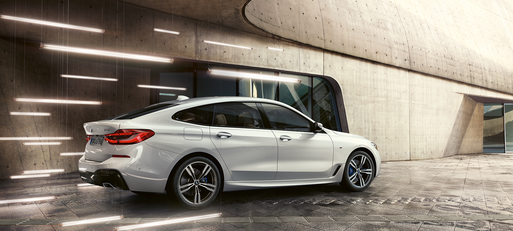 BMW 6 Gran Turismo, G32, rézsútos hátulnézet BMW 6 Gran Turismo, G32, 2017, Kristály fehér metál, rézsútos hátulnézet