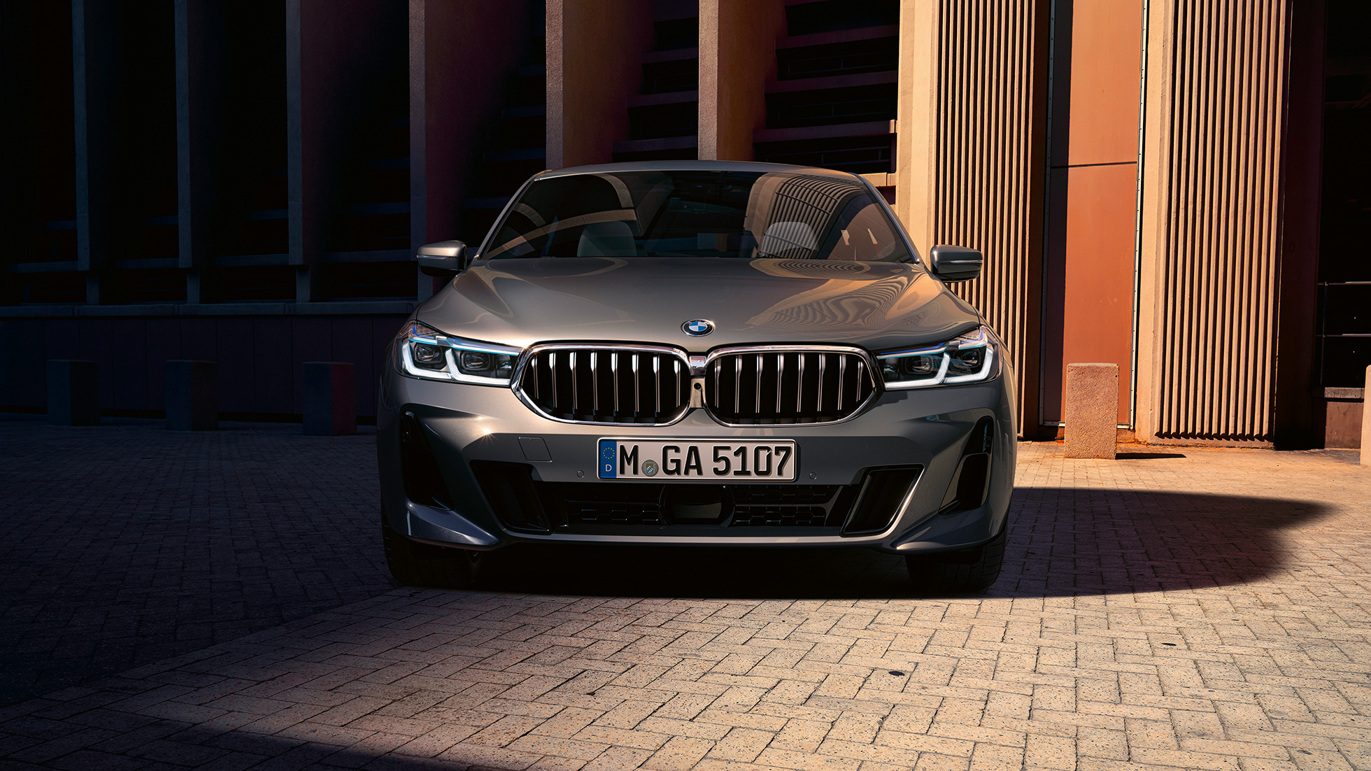 Elölnézet, BMW 6 Gran Turismo, G32, 2020 Orrdizájn, BMW 6 Gran Turismo, 640i xDrive, G32, 2020, egy Bernina szürke fényezésű autó elölnézetből