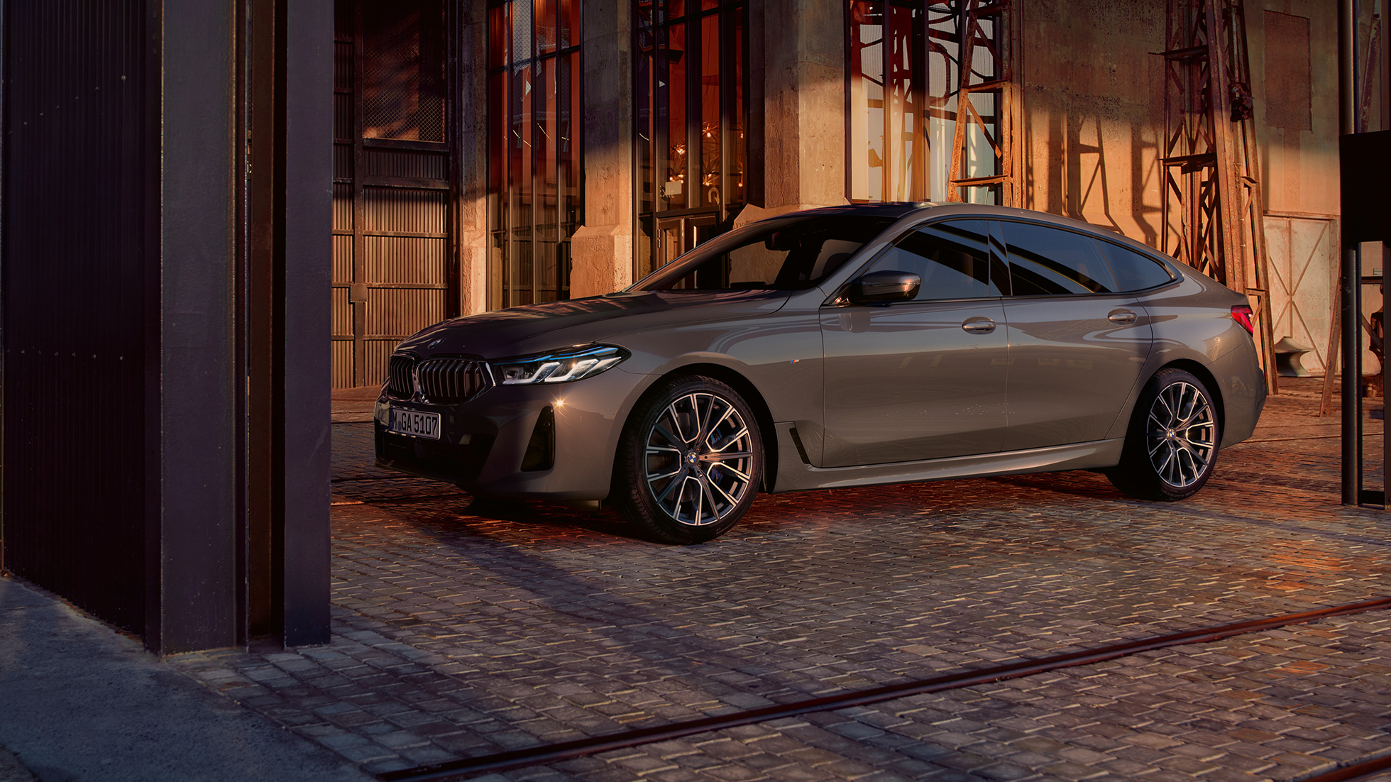 Sziluett, BMW 6 Gran Turismo, G32, 2020 BMW 6 Gran Turismo, 640i xDrive, G32, 2020, egy Bernina szürke fényezésű autó oldalnézetből