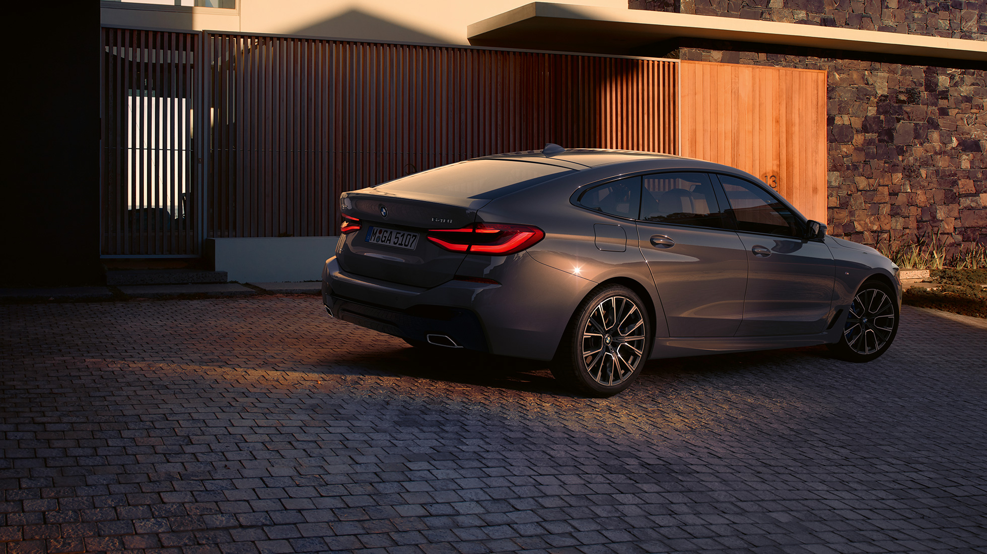 Fardizájn, BMW 6 Gran Turismo, G32, 2020 Fardizájn, BMW 6 Gran Turismo, 640i xDrive, G32, 2020, egy Bernina szürke fényezésű autó hátulnézetből