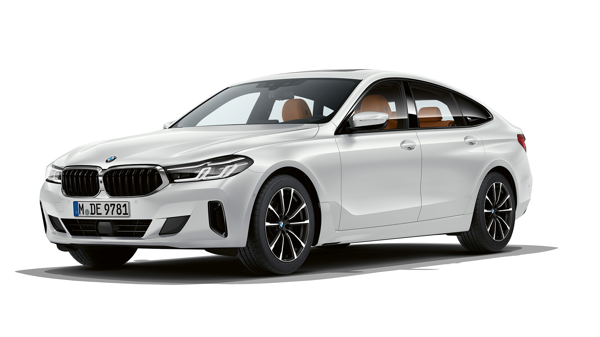 BMW 6 Gran Turismo, alapfelszereltségű változat, G32, 2020 BMW 6 Gran Turismo, G32, 2020, 620d, 2020, egy alapfelszereltségű, Kristály fehér metálfényezésű autó rézsútos elölnézetből