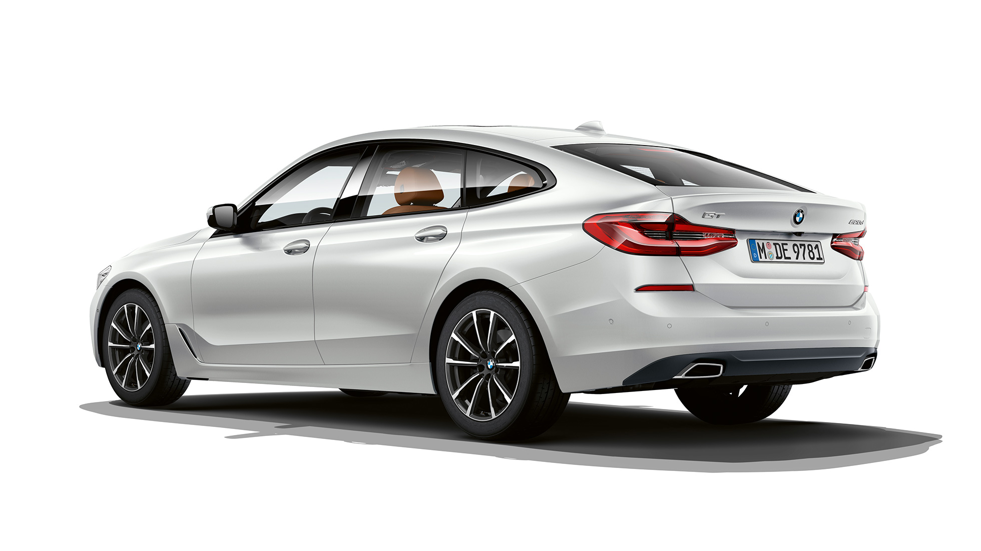 Farrész, BMW 6 Gran Turismo, alapfelszereltségű változat, G32, 2020 BMW 6 Gran Turismo, G32, 620d, 2020, egy alapfelszereltségű, Kristály fehér metálfényezésű autó rézsútos hátulnézetből
