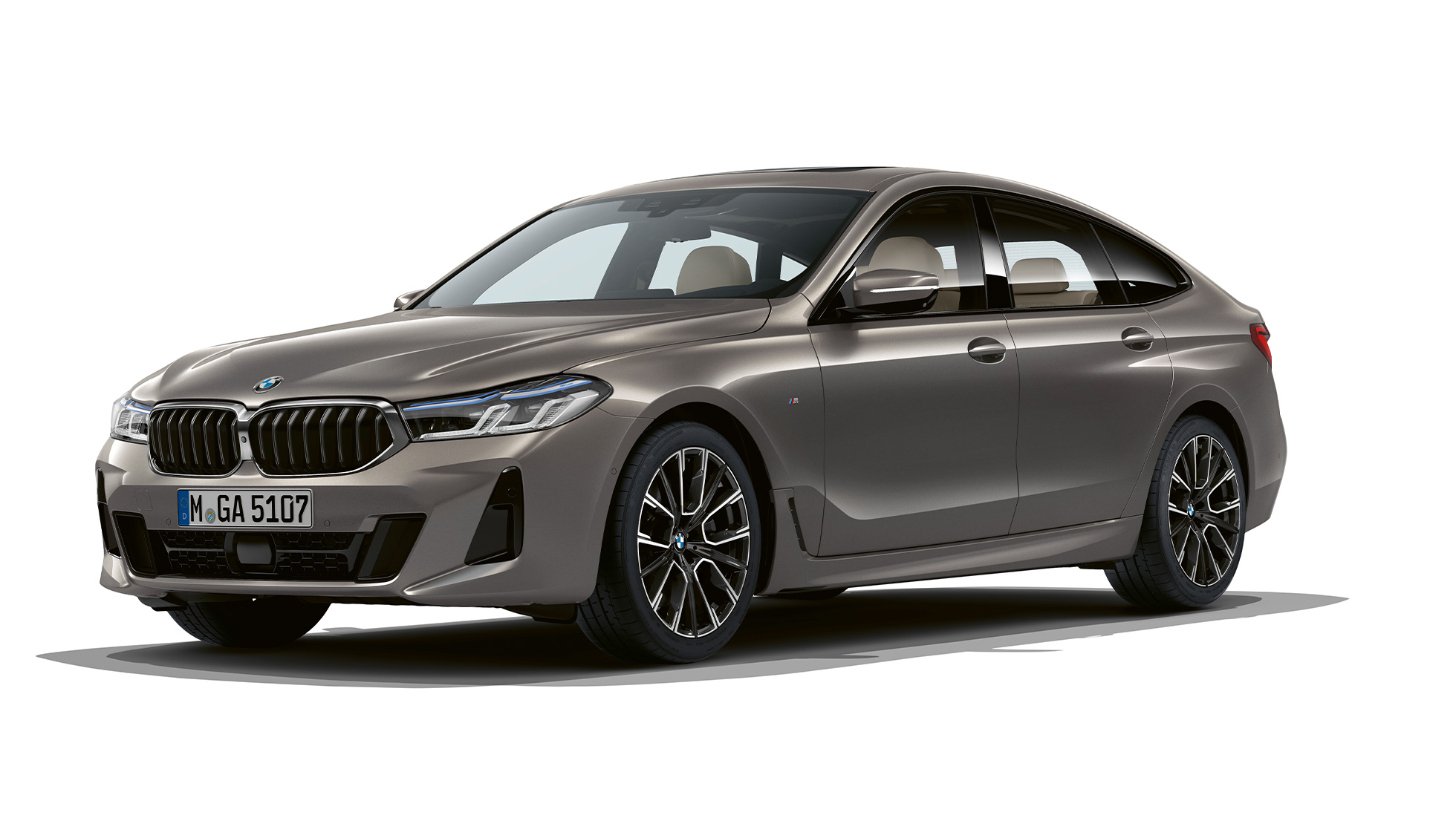 BMW 6 Gran Turismo, M Sport csomag, G32, 2020 BMW 6 Gran Turismo, G32, 640i xDrive, 2020, egy M Sport csomaggal ellátott, borostyán hatású Bernina szürke metálfényezésű autó rézsútos elölnézetből
