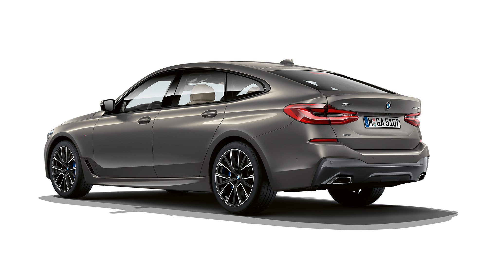BMW 6 Gran Turismo, M Sport csomag, G32, 2020 BMW 6 Gran Turismo, G32, 640i xDrive, 2020, egy M Sport csomaggal ellátott, borostyán hatású Bernina szürke metálfényezésű autó rézsútos hátulnézetből