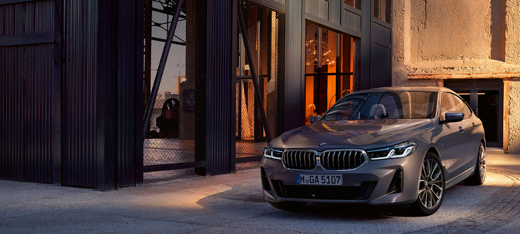 BMW 6 Gran Turismo, G32, 2020 BMW 6 Gran Turismo, 640i xDrive, G32, 2020, egy hallban álló, Bernina szürke autó rézsútos elölnézetből