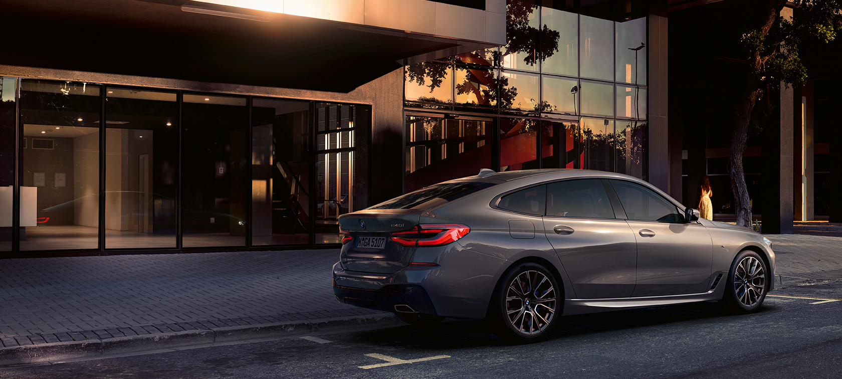 BMW 6 Gran Turismo, G32, 2020 BMW 6 Gran Turismo, 640i xDrive, G32, 2020, egy Bernina szürke, épület előtt álló autó elölnézetből