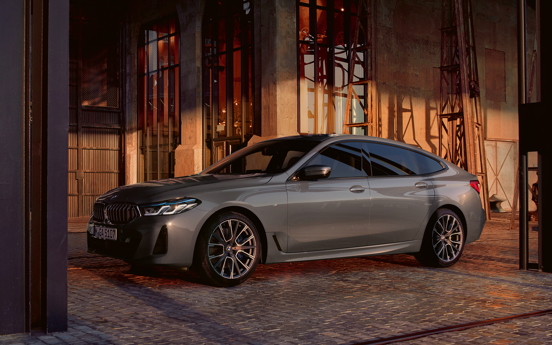 Sziluett, BMW 6 Gran Turismo, G32, 2020 BMW 6 Gran Turismo, 640i xDrive, G32, 2020, egy Bernina szürke fényezésű autó oldalnézetből